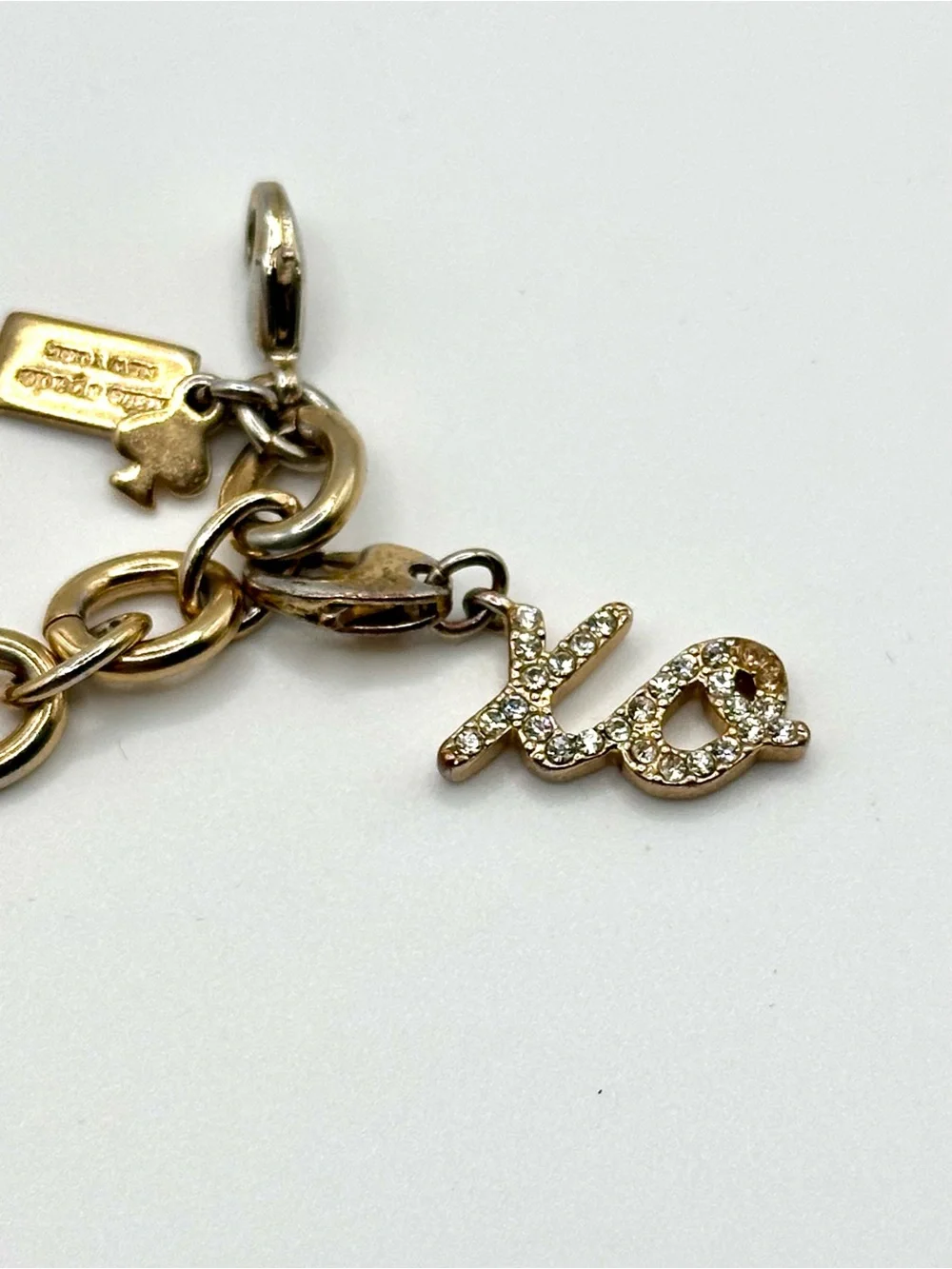 Kate Spade Charm Bracelet - Gold Tone XO Confetti Glasses Price Frog Champagne - Picture 3 of 11